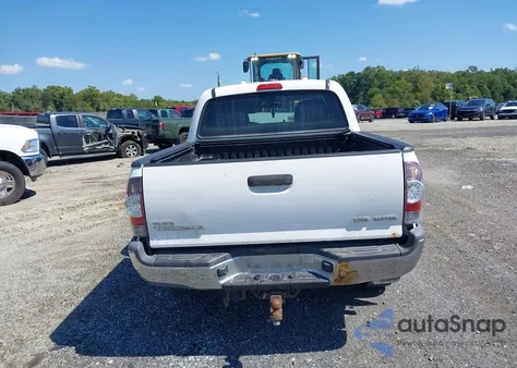 2014 Toyota Tacoma Base V6 z USA, uszkodzony, nr VIN 3TMLU4EN5EM149635